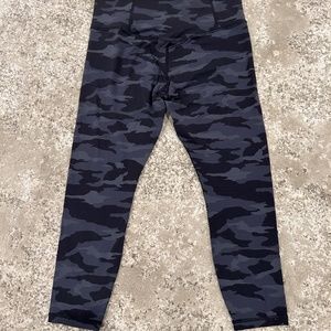 Athleta black & gray camo athletic leggings size L